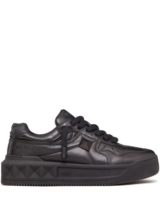 Valentino Garavani stud Black low-top sneakers_Unique Store